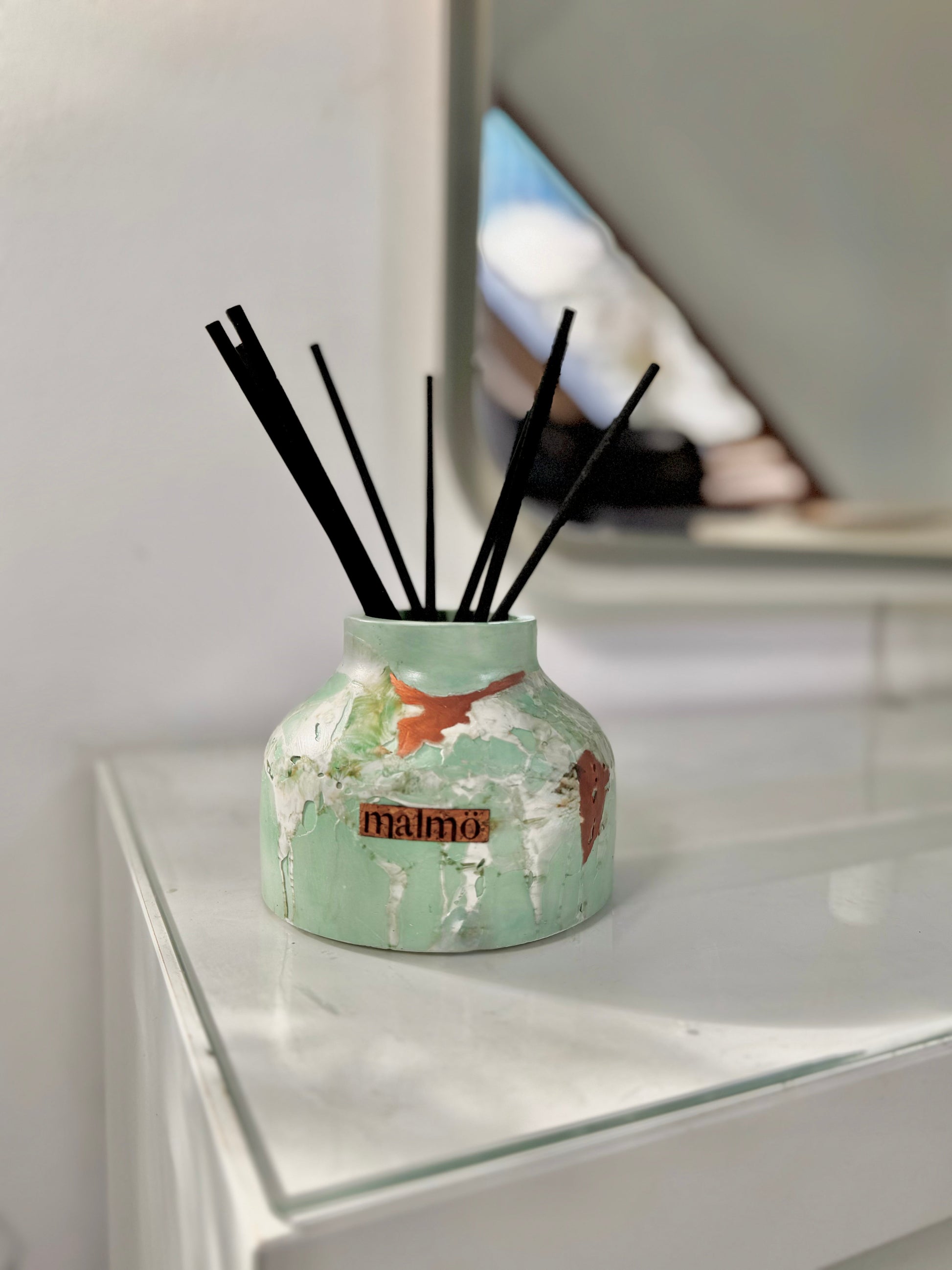 Refillable handmade Dröm reed diffuser with green and copper marbled pot from Malmö Home Leaf Collection