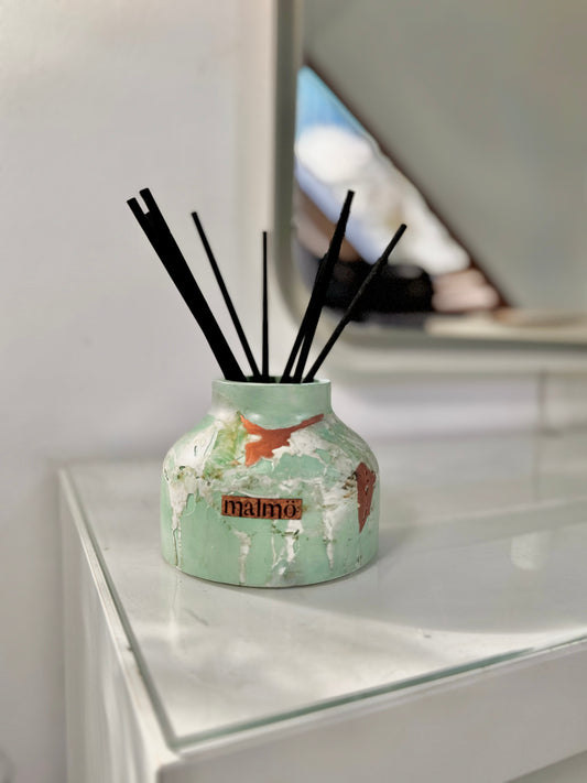 Refillable handmade Dröm reed diffuser with green and copper marbled pot from Malmö Home Leaf Collection