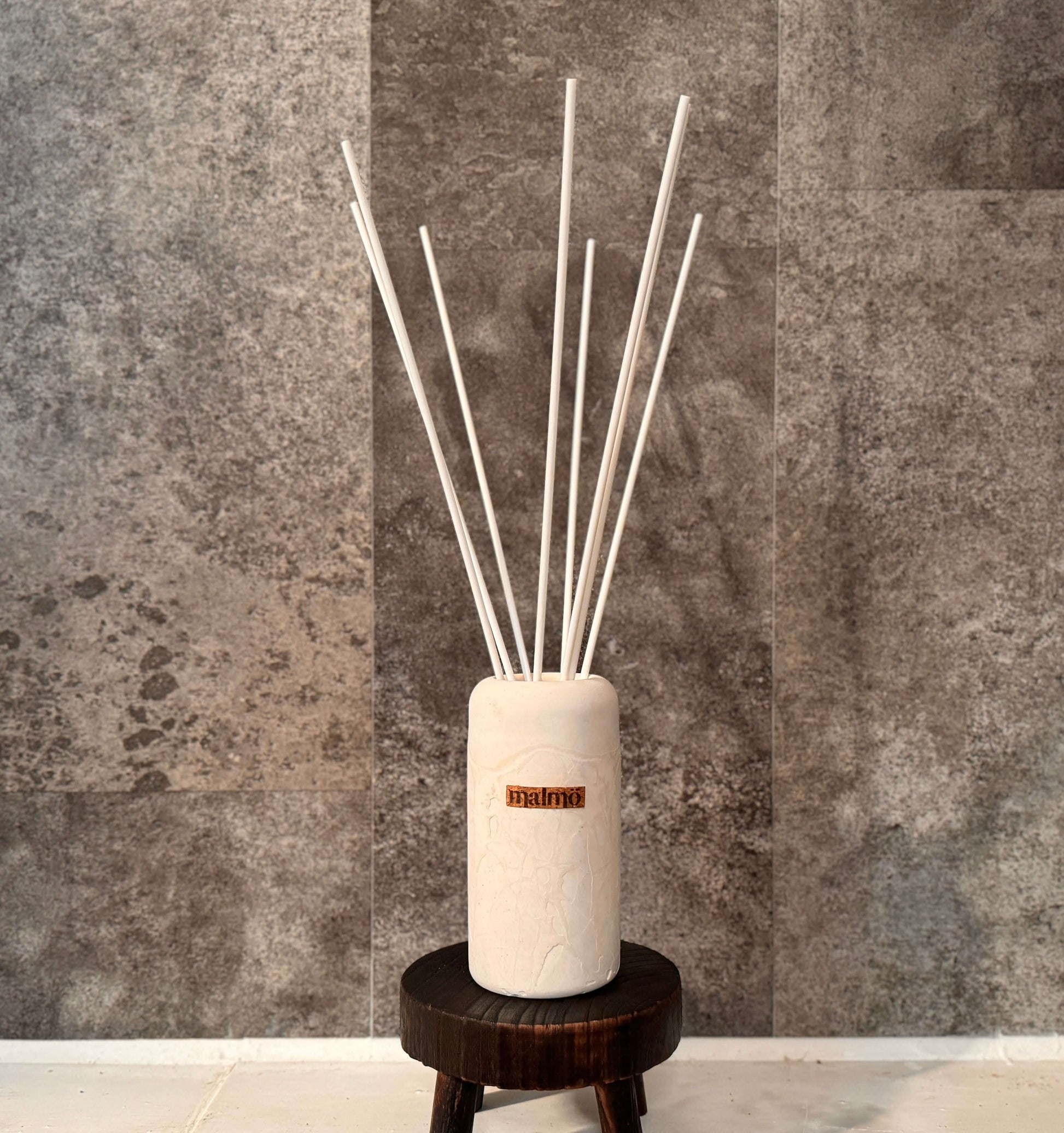 Hand-crafted refillable large diffuser pot with extra long reeds and choice of fragrance in all natural