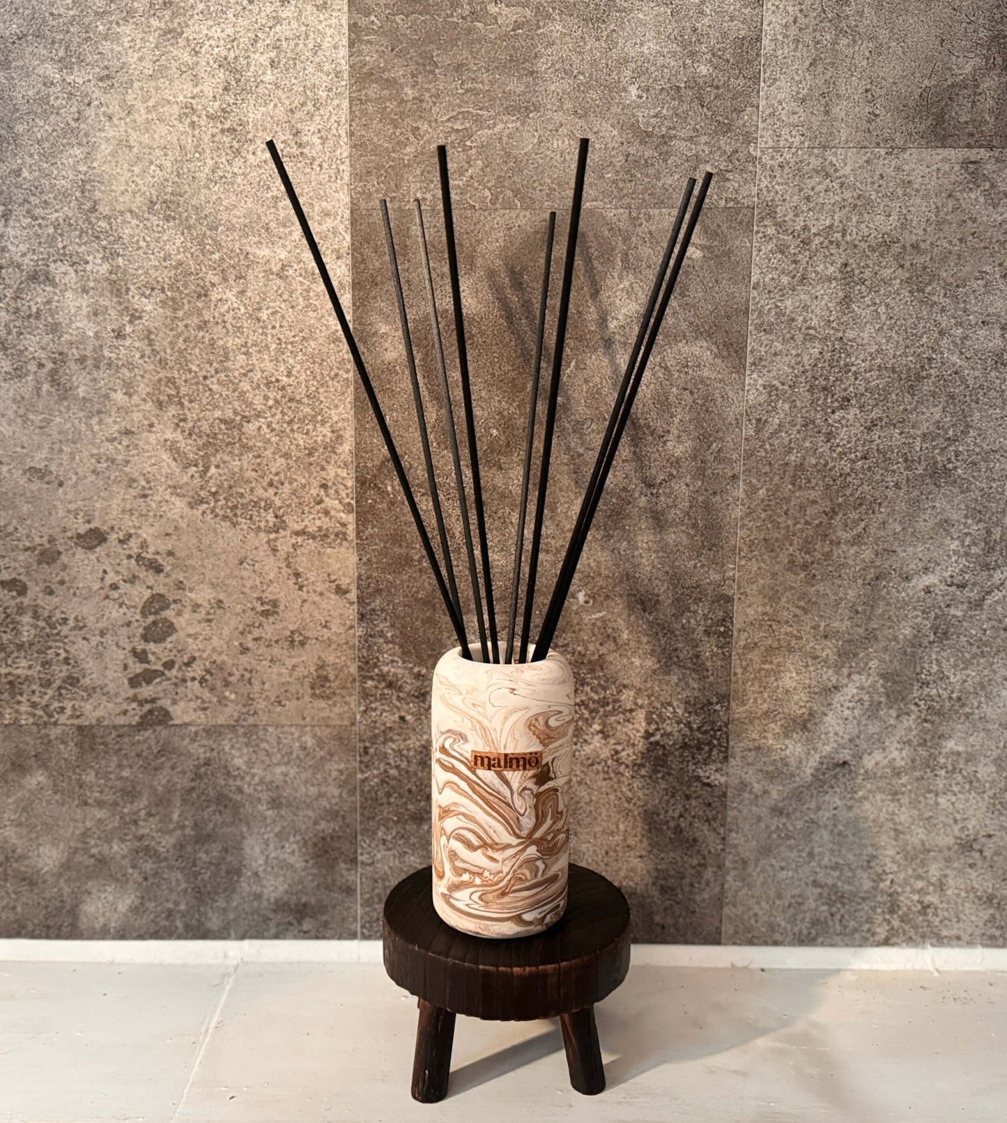 Hand-crafted refillable large reed diffuser pot with extra long reeds and choice of fragrance oil in beige and natural swirl wood effect